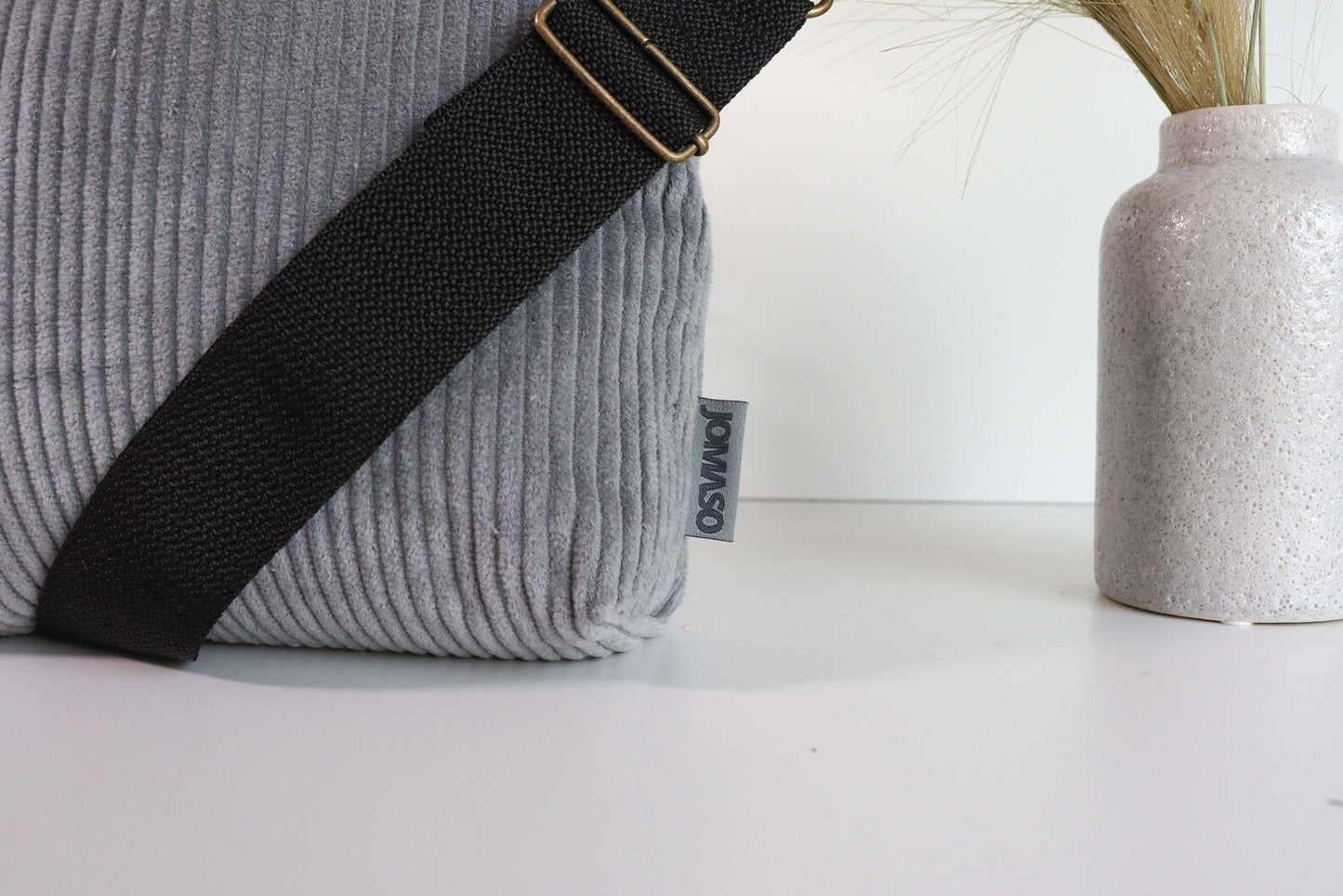 Umhängetasche aus Cord mit gemusterten Taschenriemen - Madrid Grau